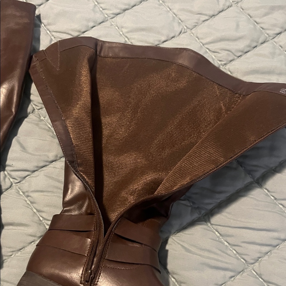 Elegant Brown Heeled Boots - Picture 7 of 11